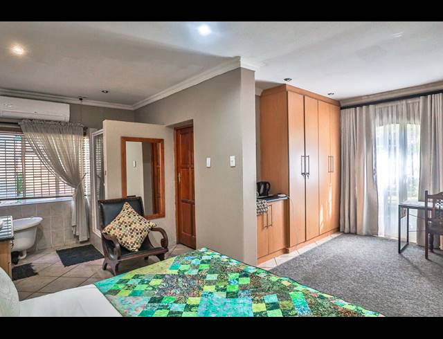 11 BEDROOM GUEST HOUSE FOR SALE IN PROTEA PARK